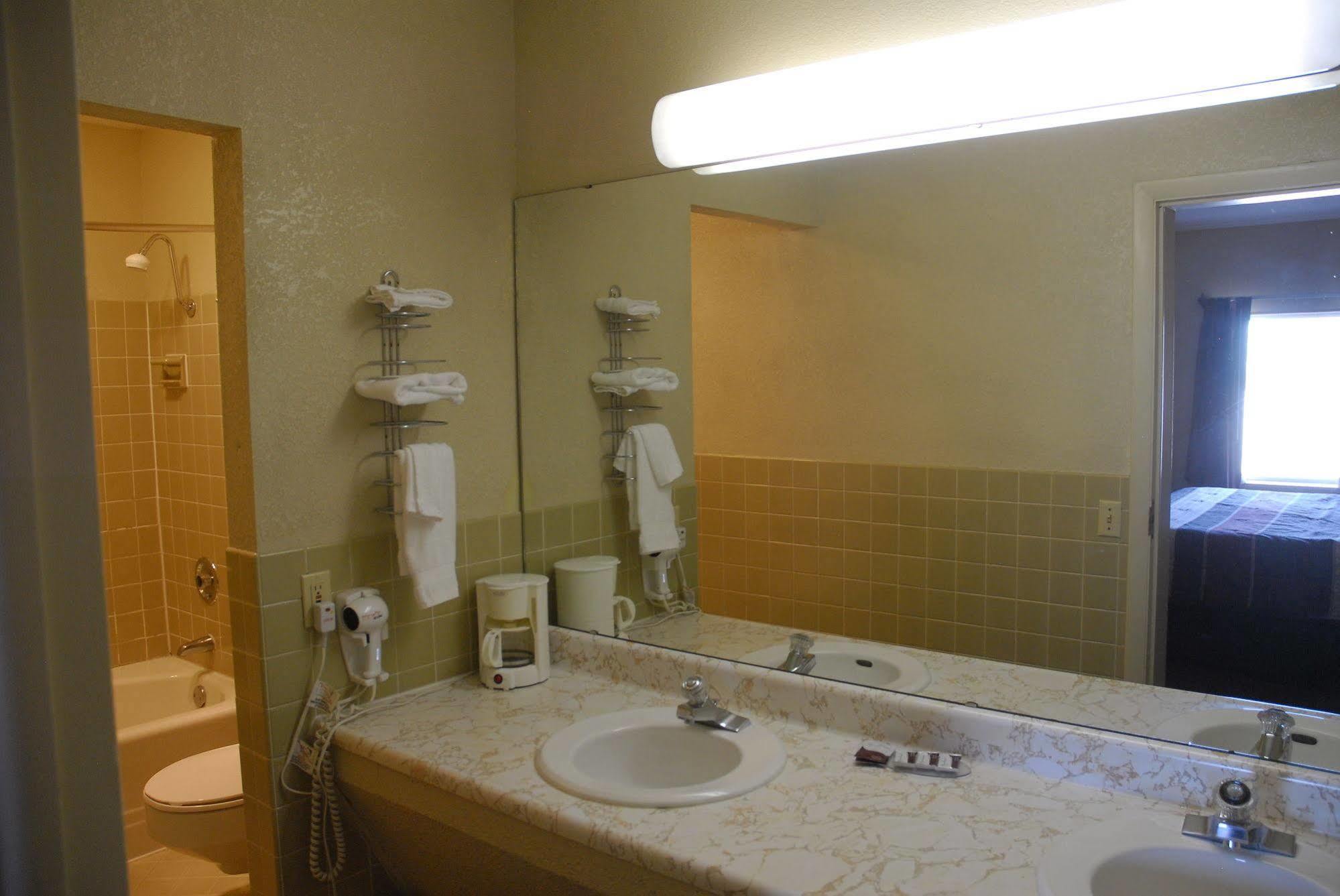 America'S Best Inn And Suites אמפוריה מראה חיצוני תמונה