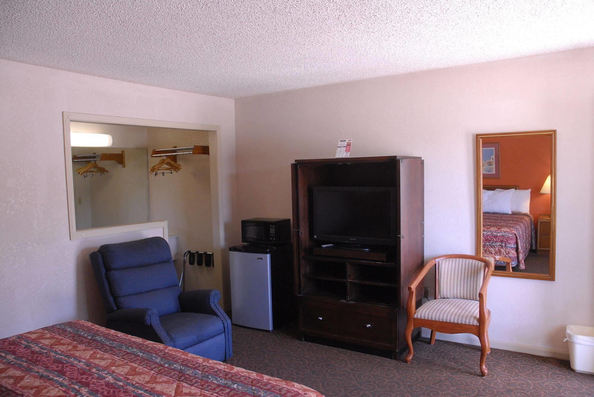 America'S Best Inn And Suites אמפוריה מראה חיצוני תמונה