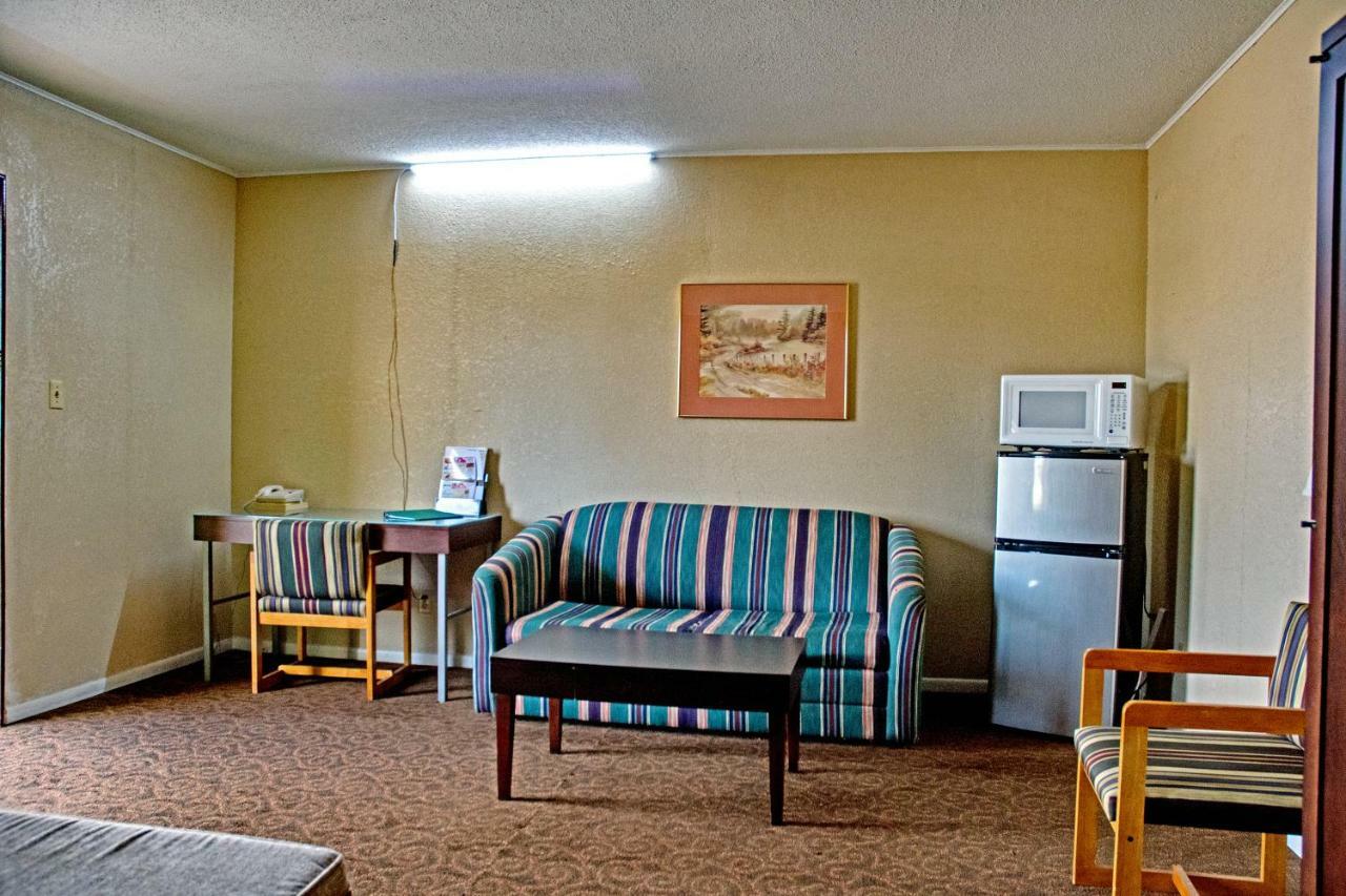 America'S Best Inn And Suites אמפוריה מראה חיצוני תמונה